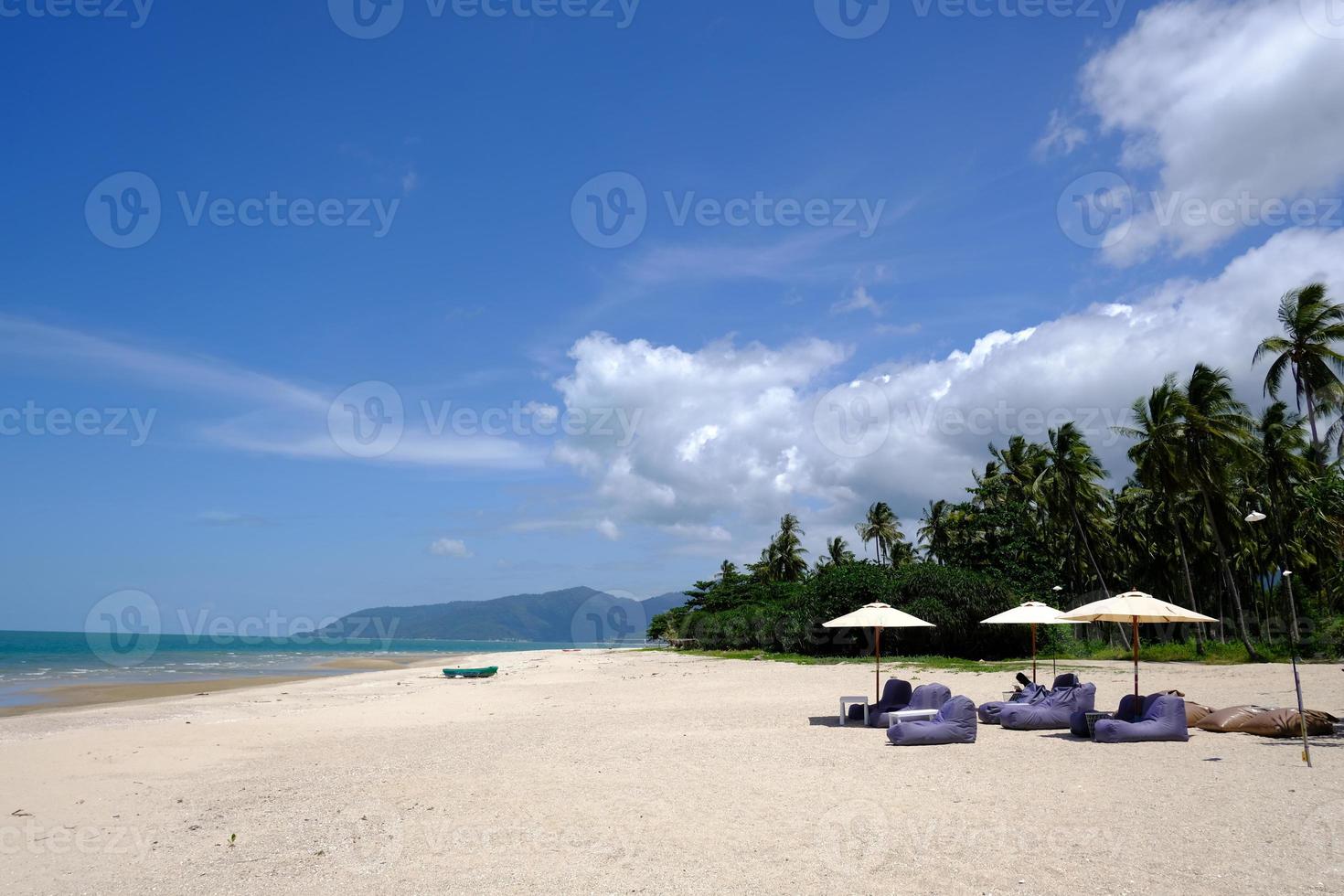 isola tropicale con spiaggia di sabbia bianca sulla spiaggia di khanom in thailandia foto