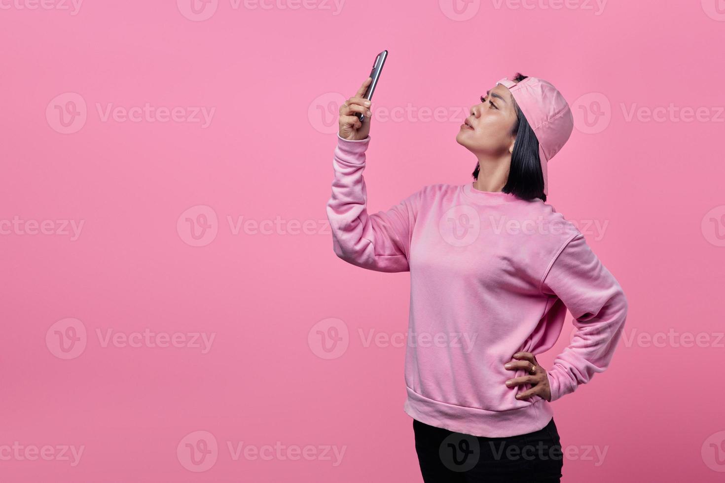 ritratto donna infastidita quando una cattiva rete su smartphone foto