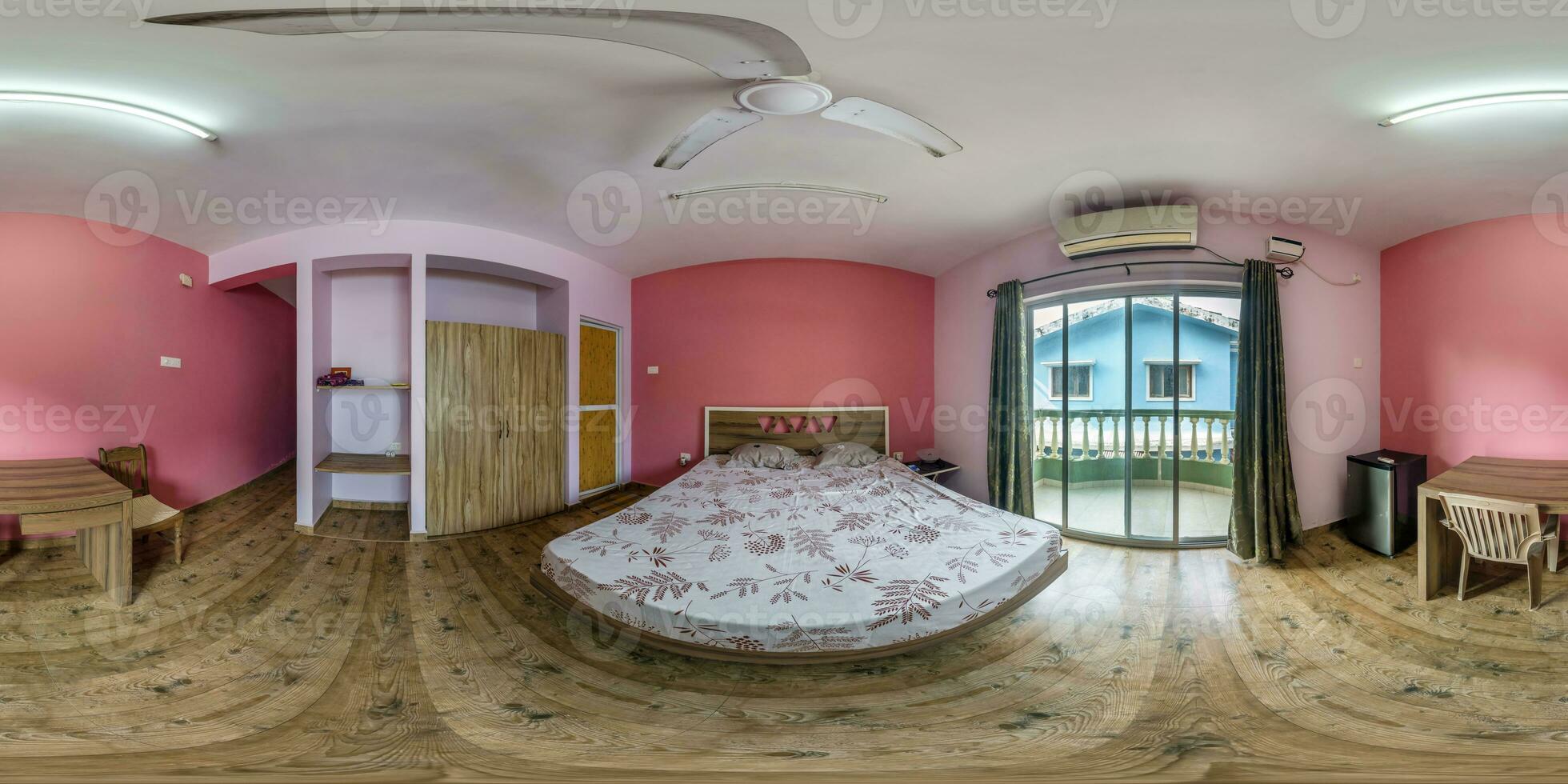 pieno senza soluzione di continuità sferico hdri 360 panorama nel interno di a buon mercato Camera da letto pensione con rosa muri e un indiano stile e accesso per balcone nel equirettangolare proiezione, vr soddisfare foto