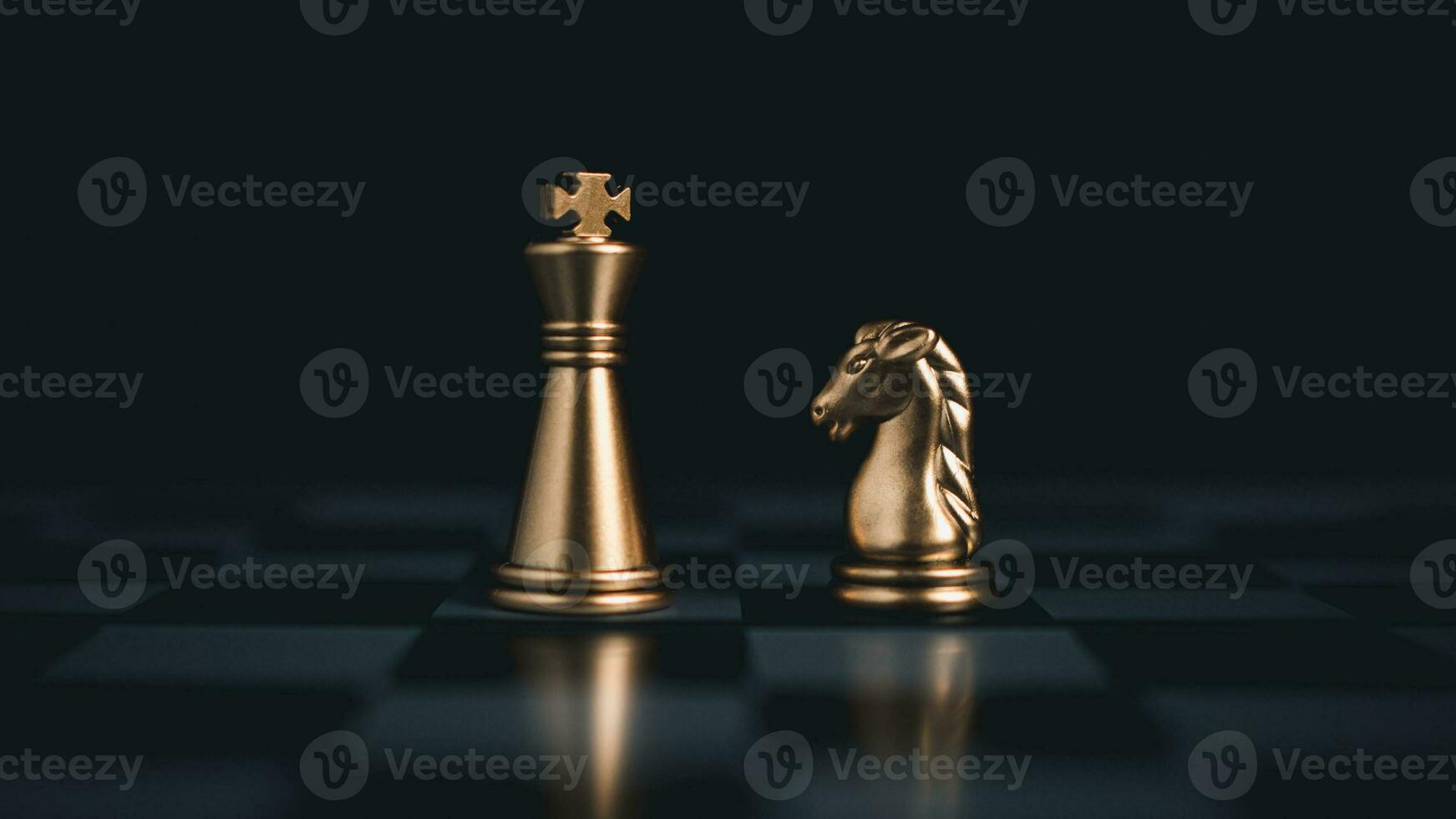 oro e argento scacchi pezzi nel scacchi tavola gioco per attività commerciale confronto. comando concetti, umano risorsa gestione concetti. foto