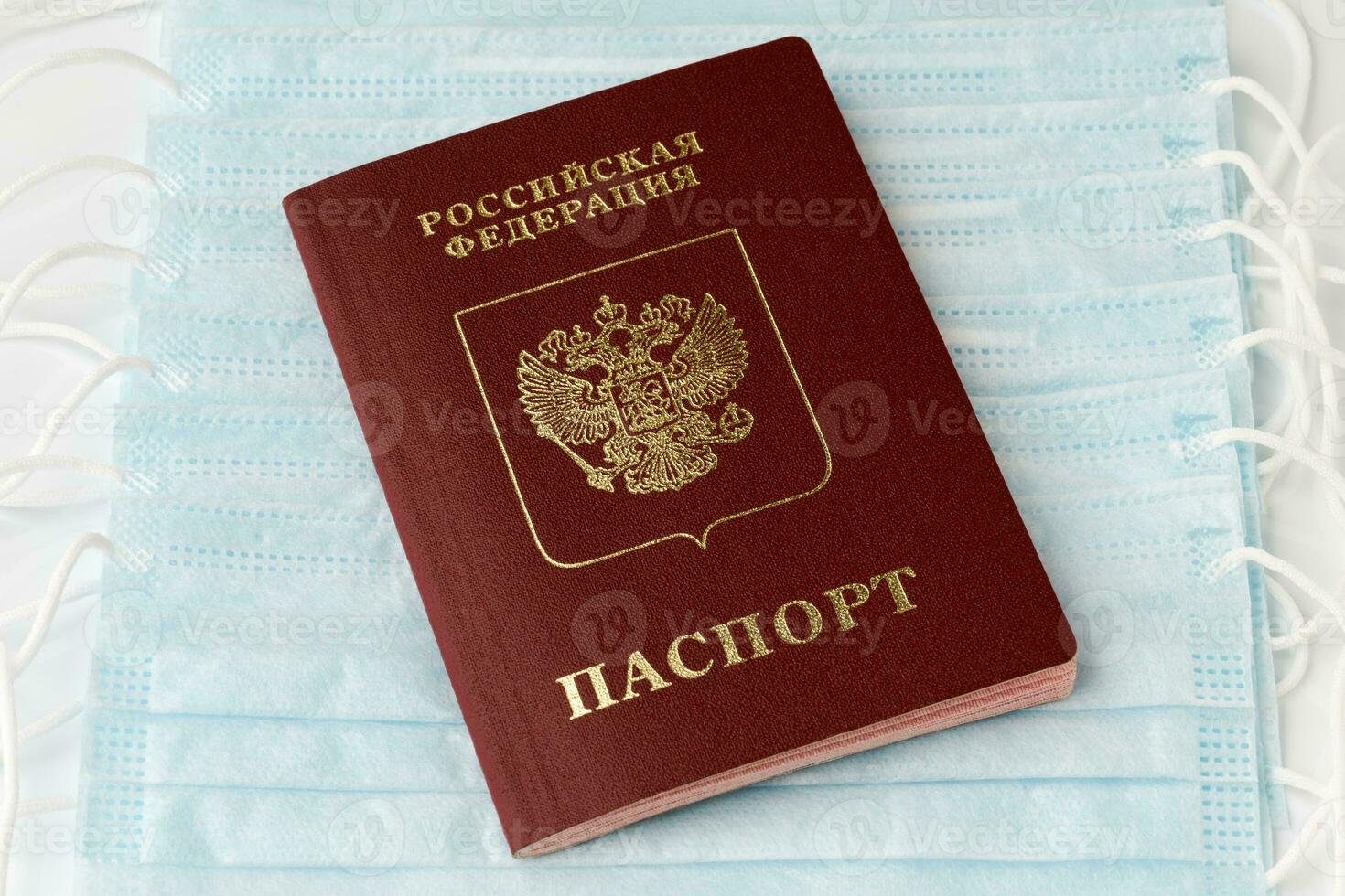 passaporto di cittadino russo federazione su sfondo di protettivo antivirus viso maschere per umano. concetto di combattimento mondo pandemia assicurazione foto