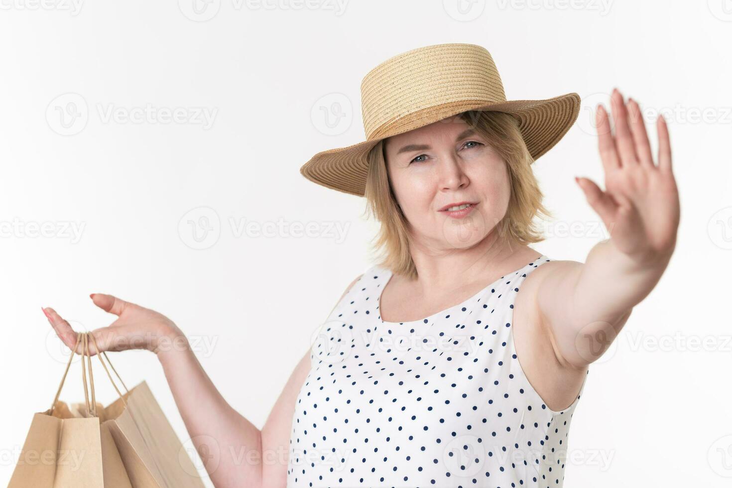 donna acquirente nel bianca vestito mettere mano su nel davanti di palma di sua mano e fabbricazione fermare cartello foto
