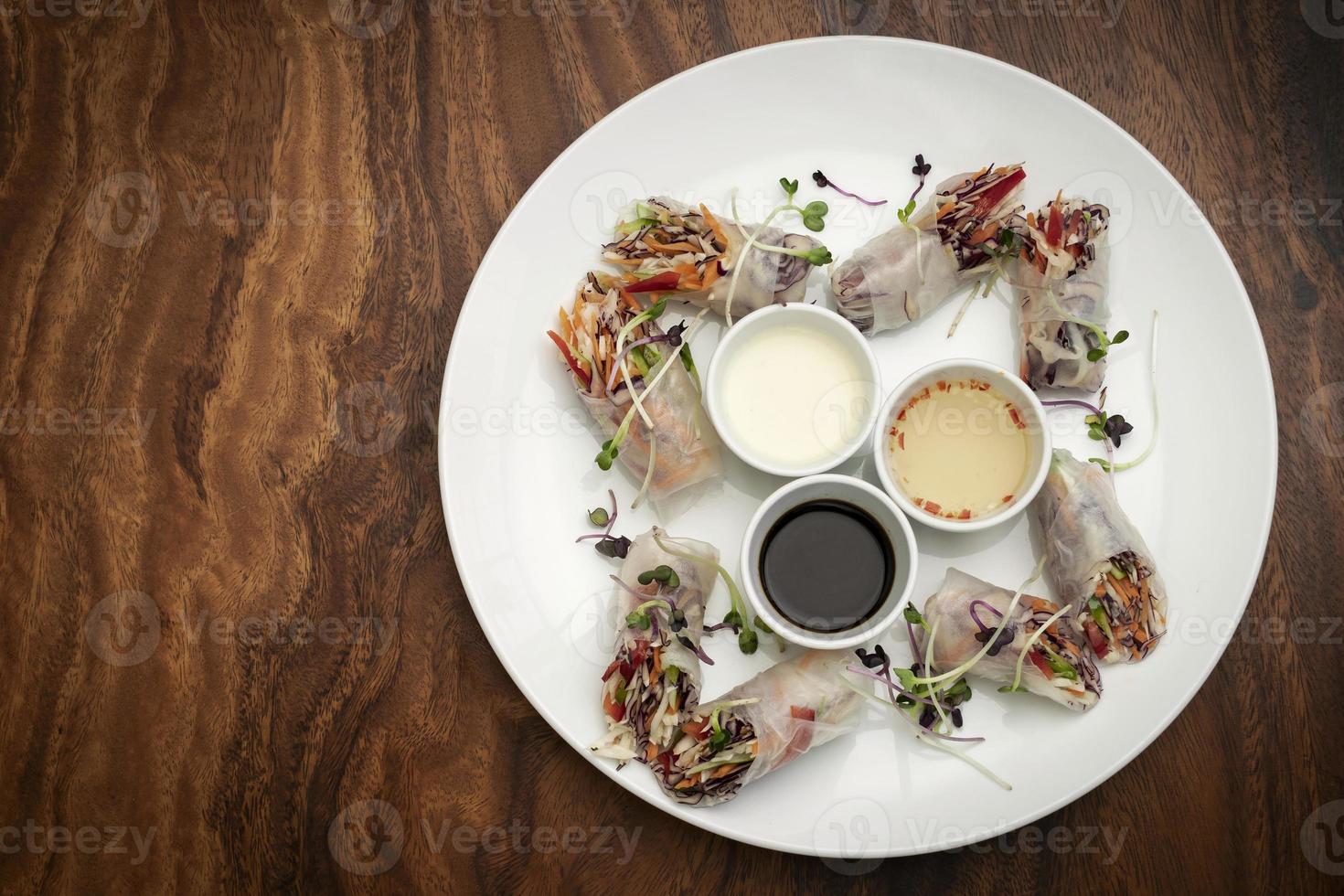 involtini primavera vegani di verdure fresche asiatiche con salse in vietnam foto