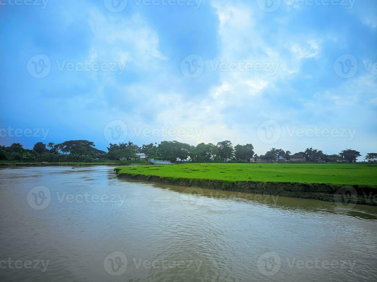 soleggiato estate paesaggio con fiume.verde colline, campi e prati. foto