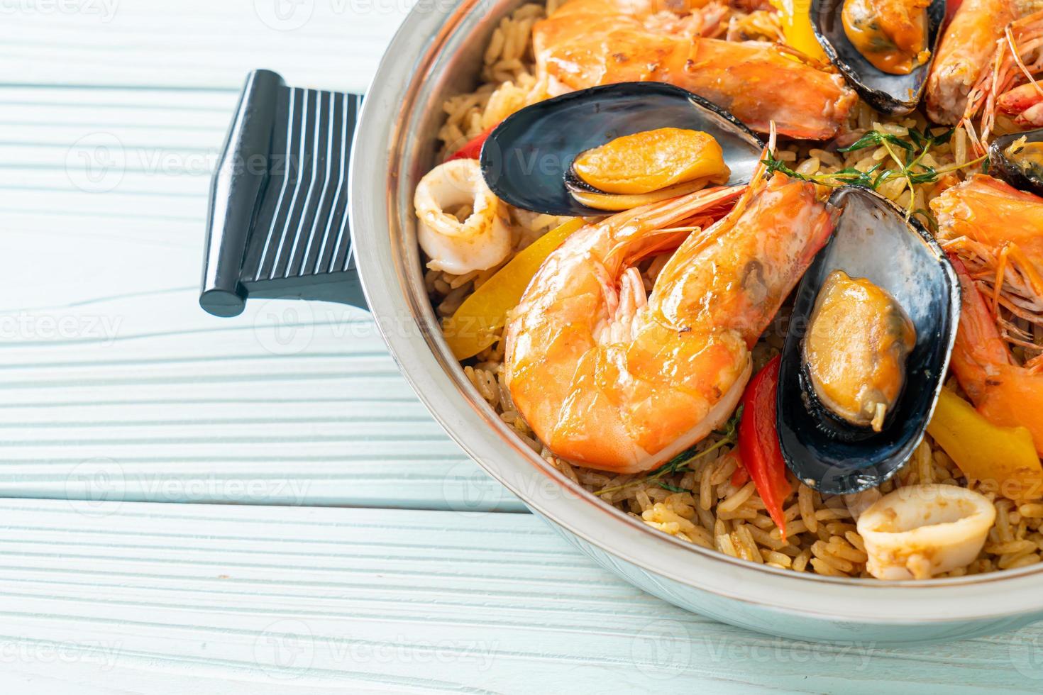 paella di mare con gamberi, vongole, cozze su riso allo zafferano foto