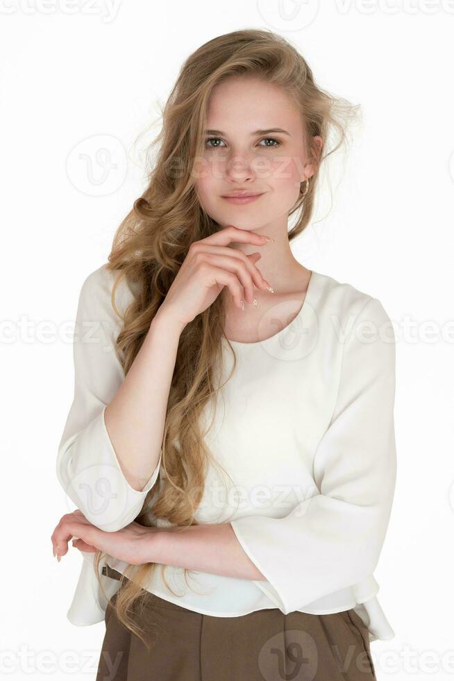 ritratto di giovane donna 21 anni vecchio guardare a telecamera. biondo donna vestito nel bianca camicetta foto