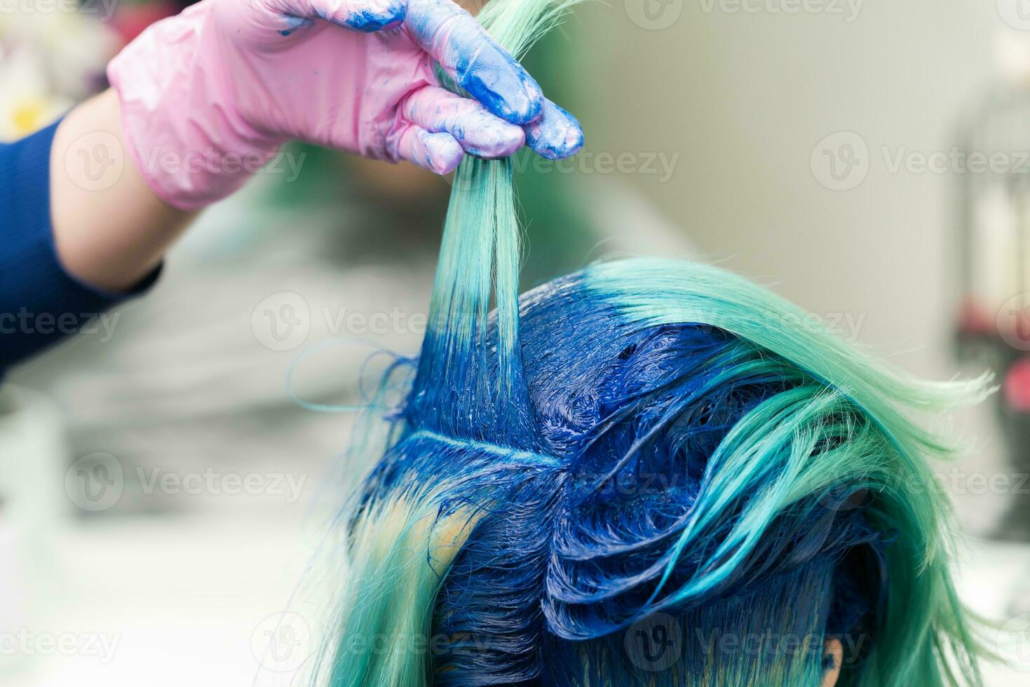 parrucchieri aumentare shock di blu capelli di cliente durante colorazione processi foto