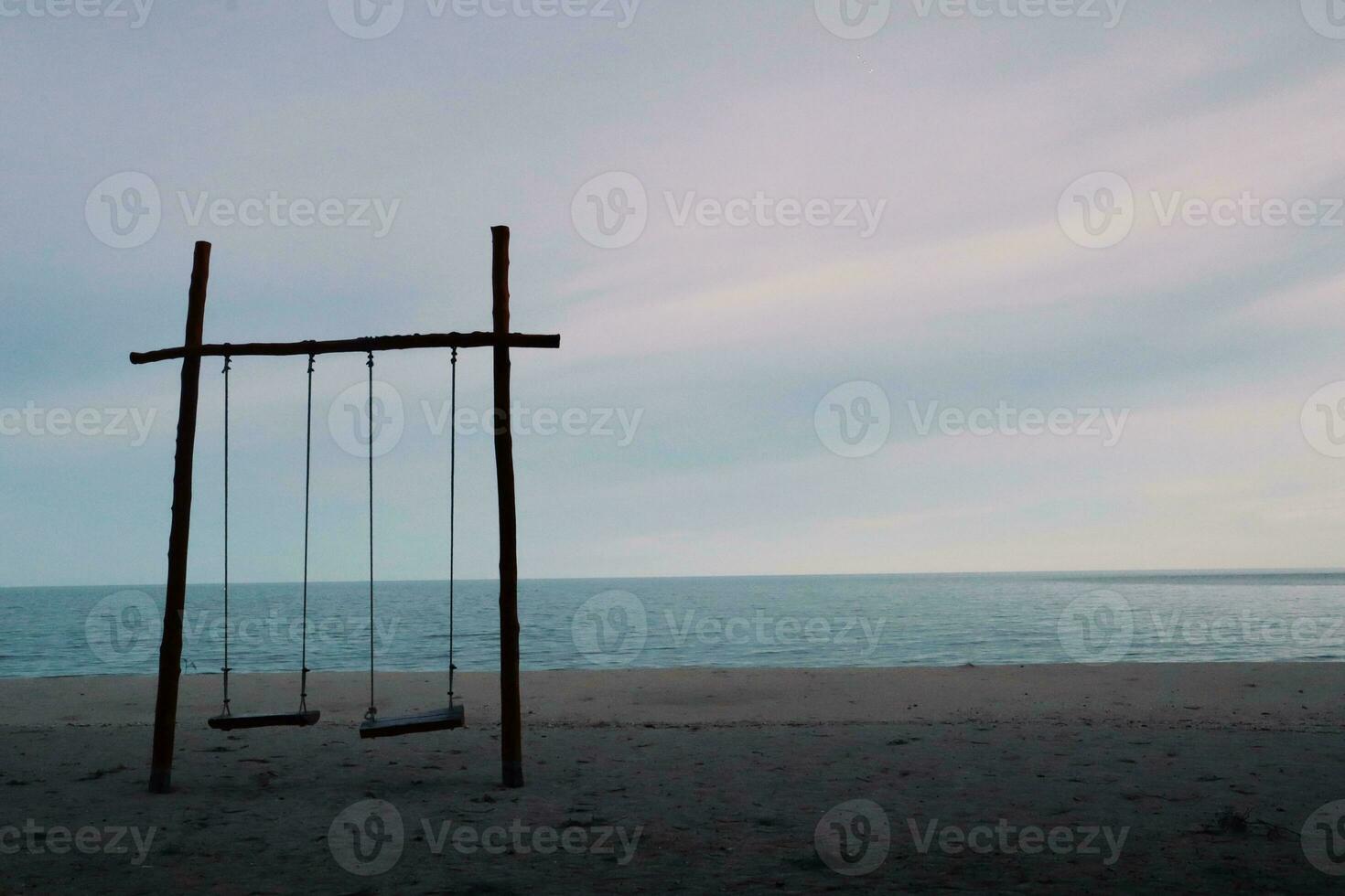 paesaggio di swing su il spiaggia con nessuno sfondo foto