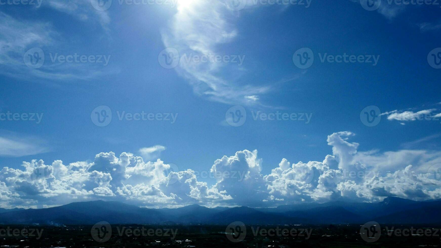 aereo Visualizza di bellissimo cielo con nuvole e sole su un' estate giorno. superiore Visualizza di nuvole sopra il blu cielo con il sole splendente. cielo natura sfondo. foto