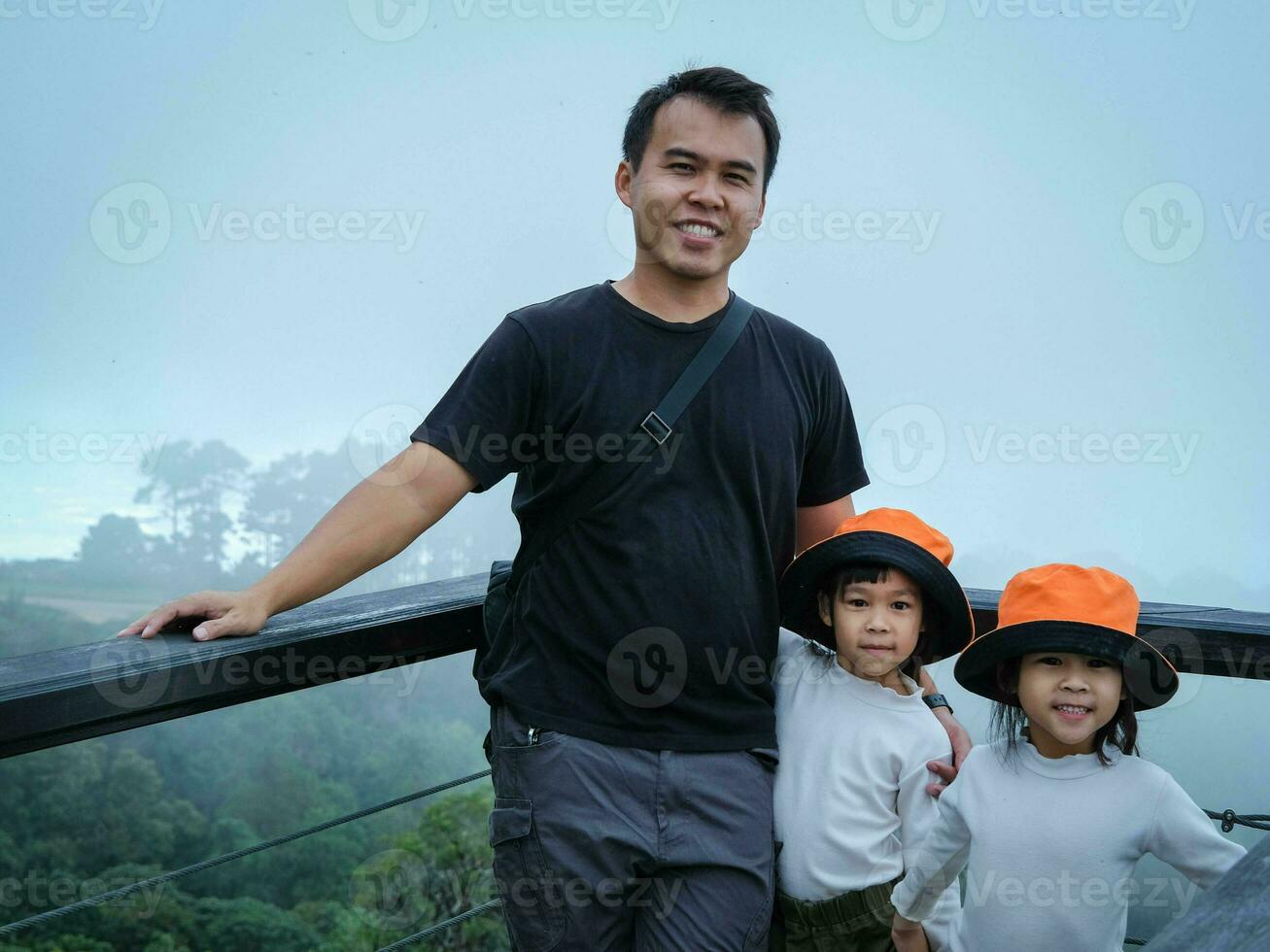 contento padre e figlia assunzione immagini insieme nel il montagne su un' bellissimo inverno mattina. famiglia su un' escursioni a piedi avventura attraverso il foresta. foto