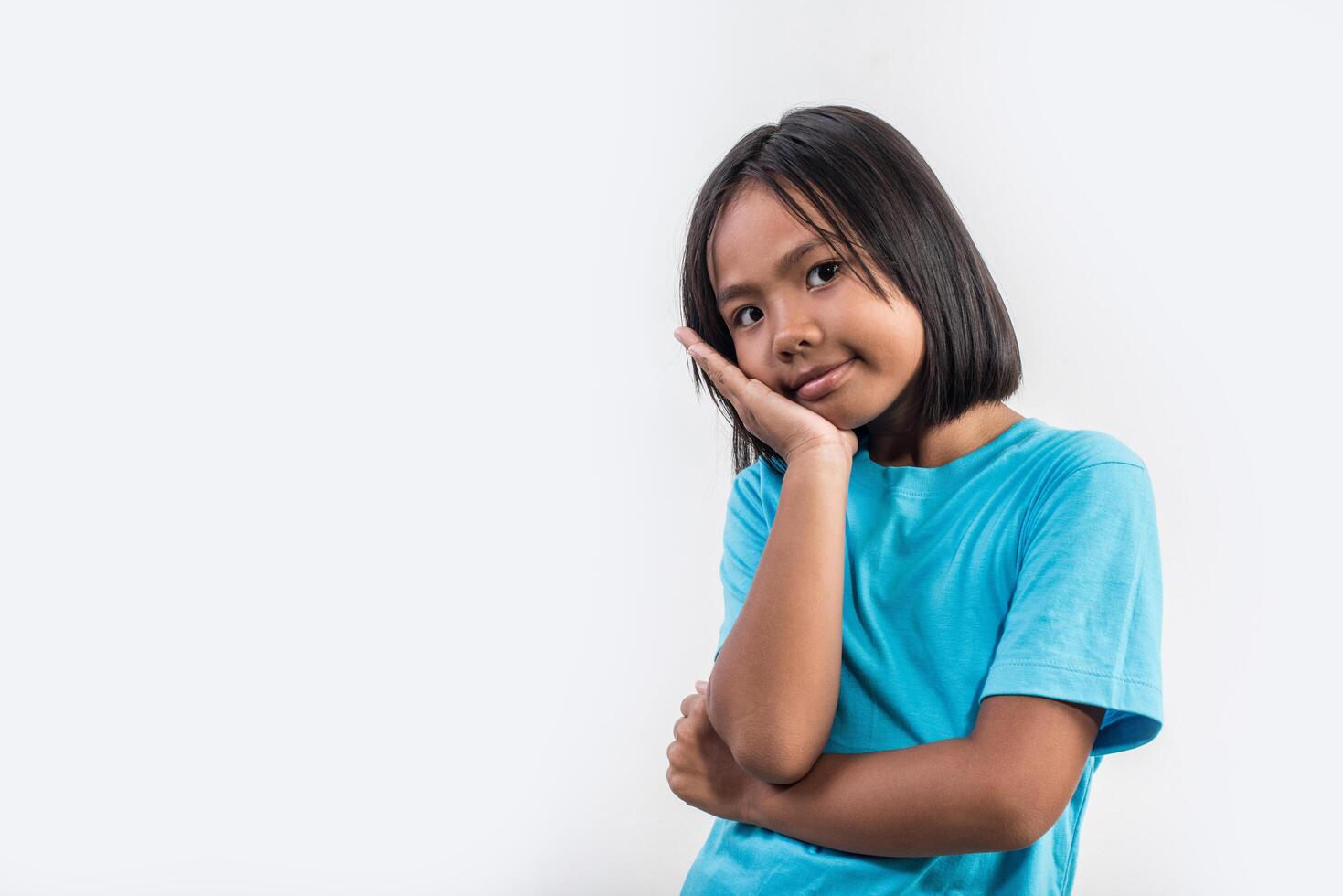 bambina che pensa in studio girato. foto