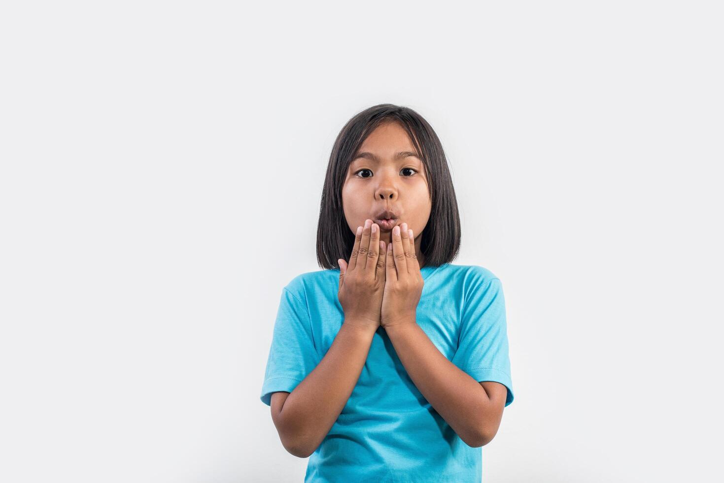 bambina che pensa in studio girato. foto