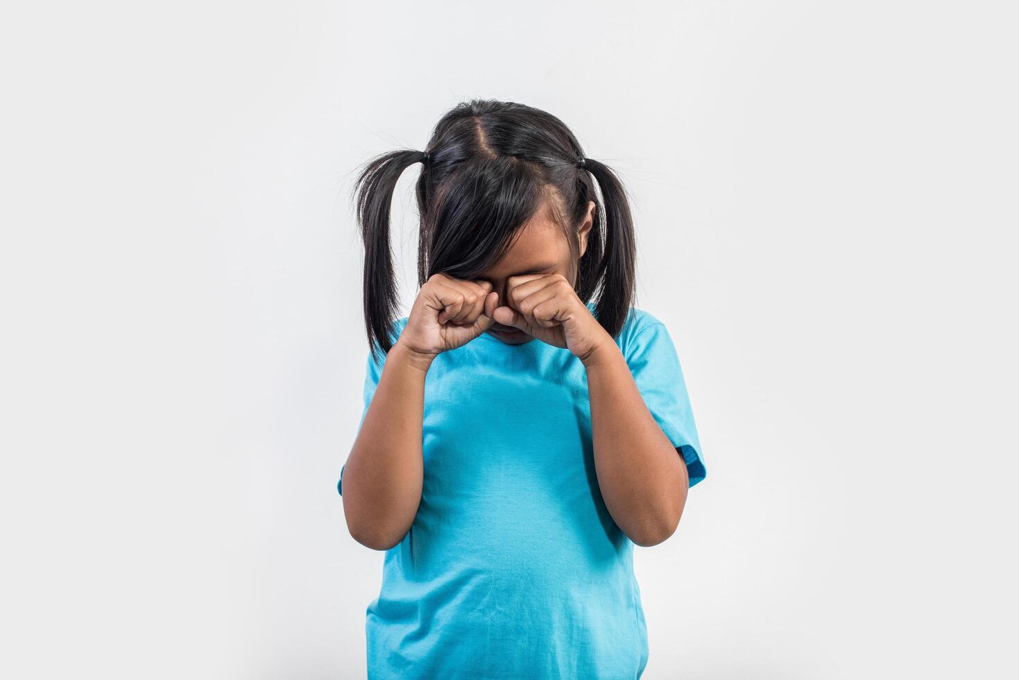 bambina triste che piange in studio girato. foto