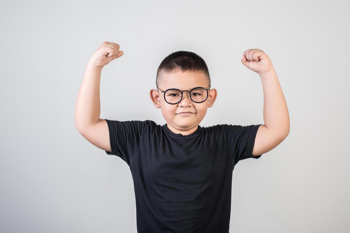 ragazzo che mostra il suo potenziamento muscolare. foto