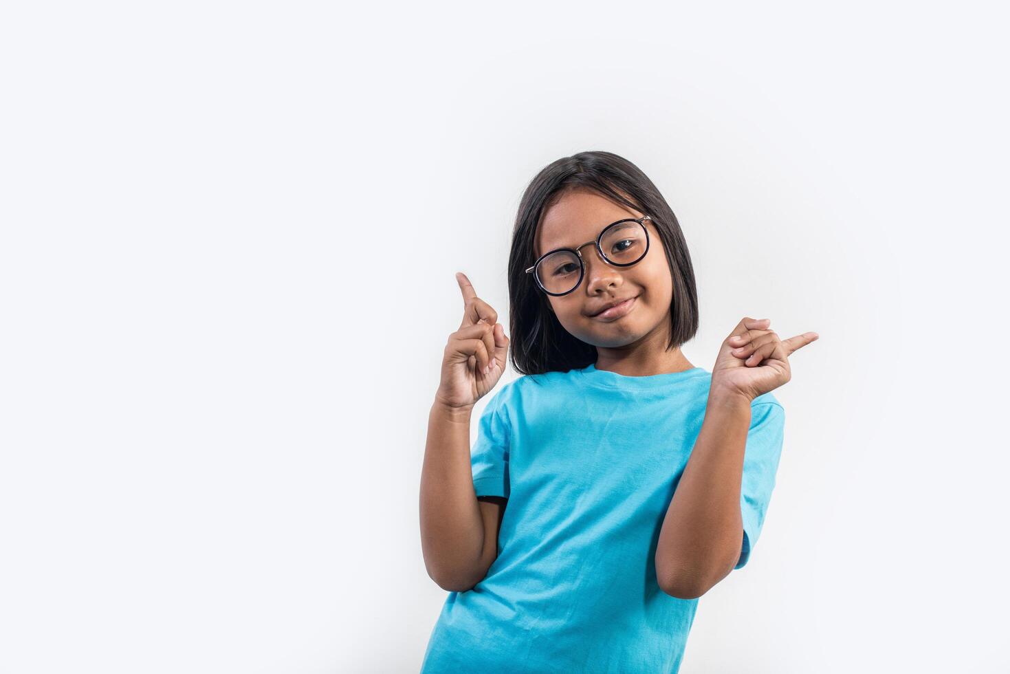 bambina che pensa in studio girato. foto