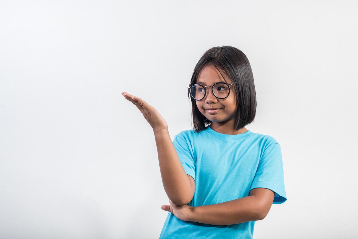 bambina che pensa in studio girato. foto