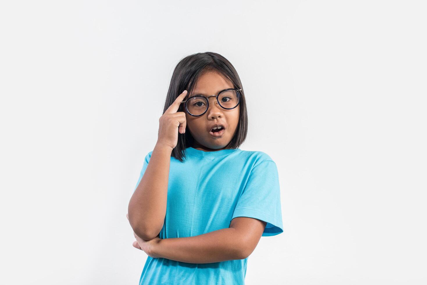 bambina che pensa in studio girato. foto