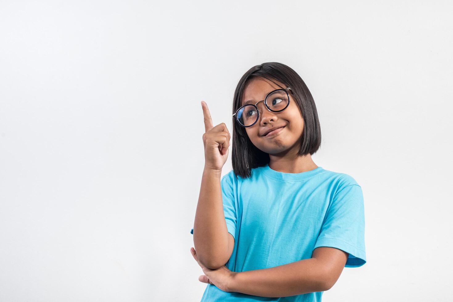 bambina che pensa in studio girato. foto