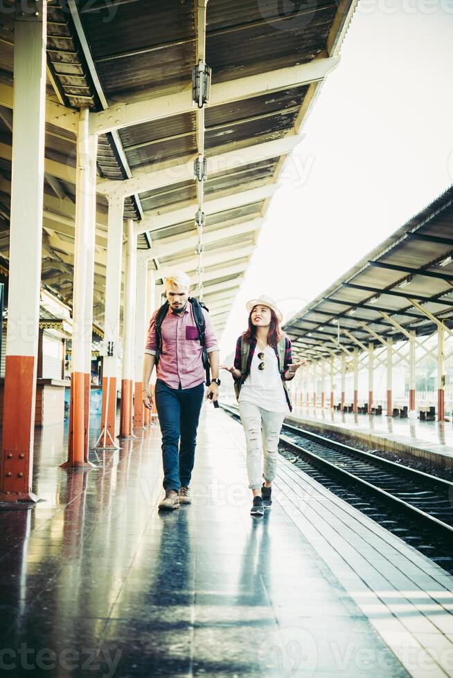 giovane coppia hipster nella stazione ferroviaria. foto