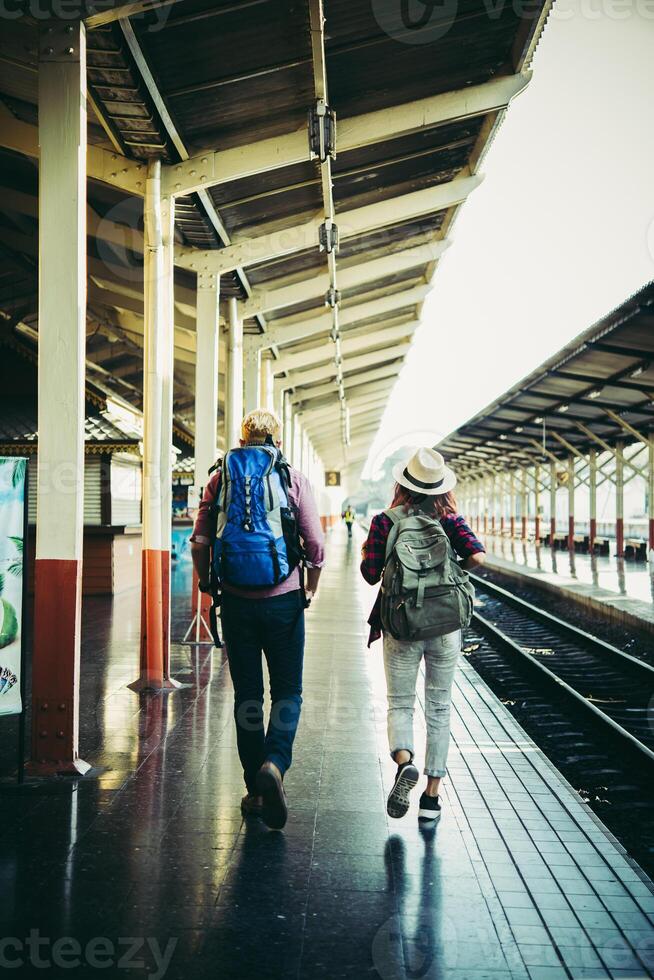 giovane coppia hipster nella stazione ferroviaria. foto