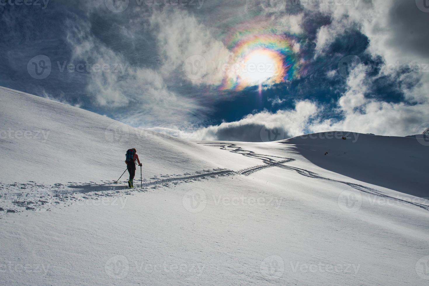 pista da sci randone in salita sulle alpi italiane foto