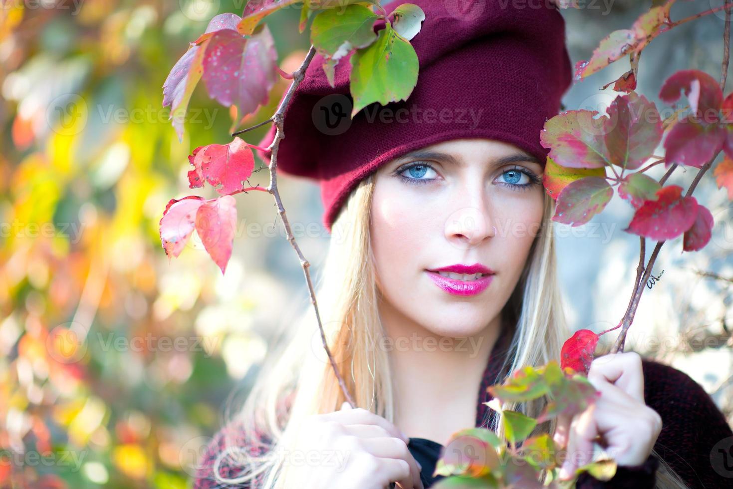 ragazza bionda con gli occhi azzurri foto