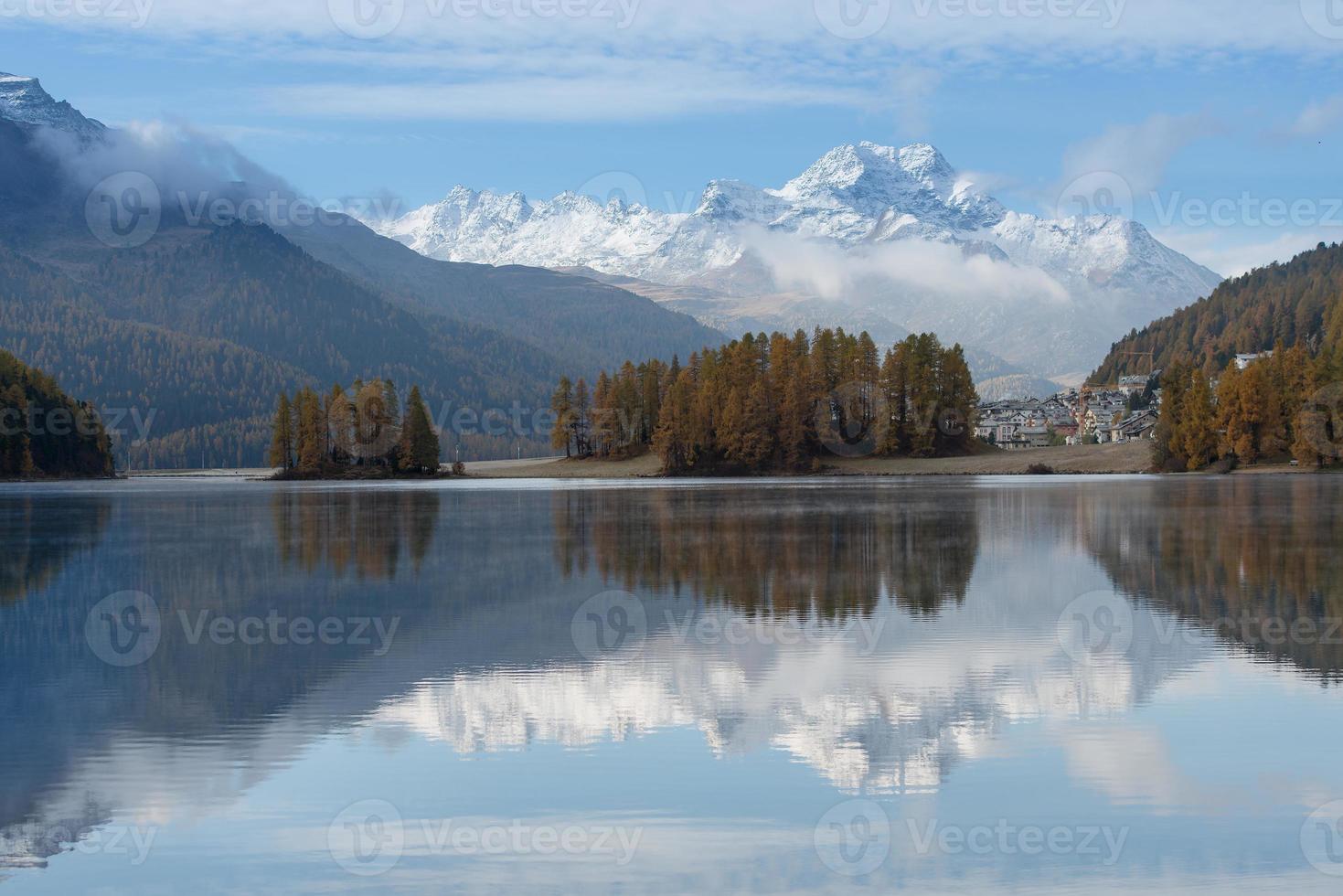 Paesaggio autunnale di un lago nelle alpi svizzere dell'Engadina val foto