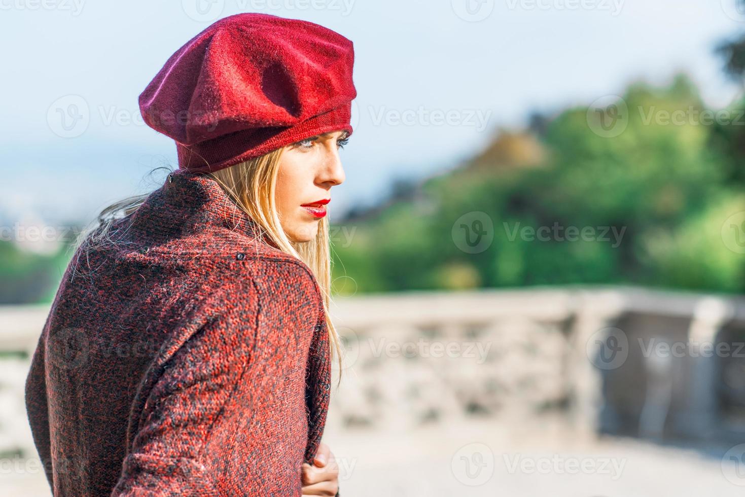 ragazza con rossetto vestita di bordeaux foto