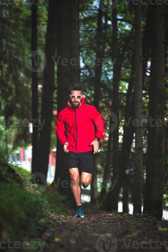 corridore nel bosco su un sentiero natura foto