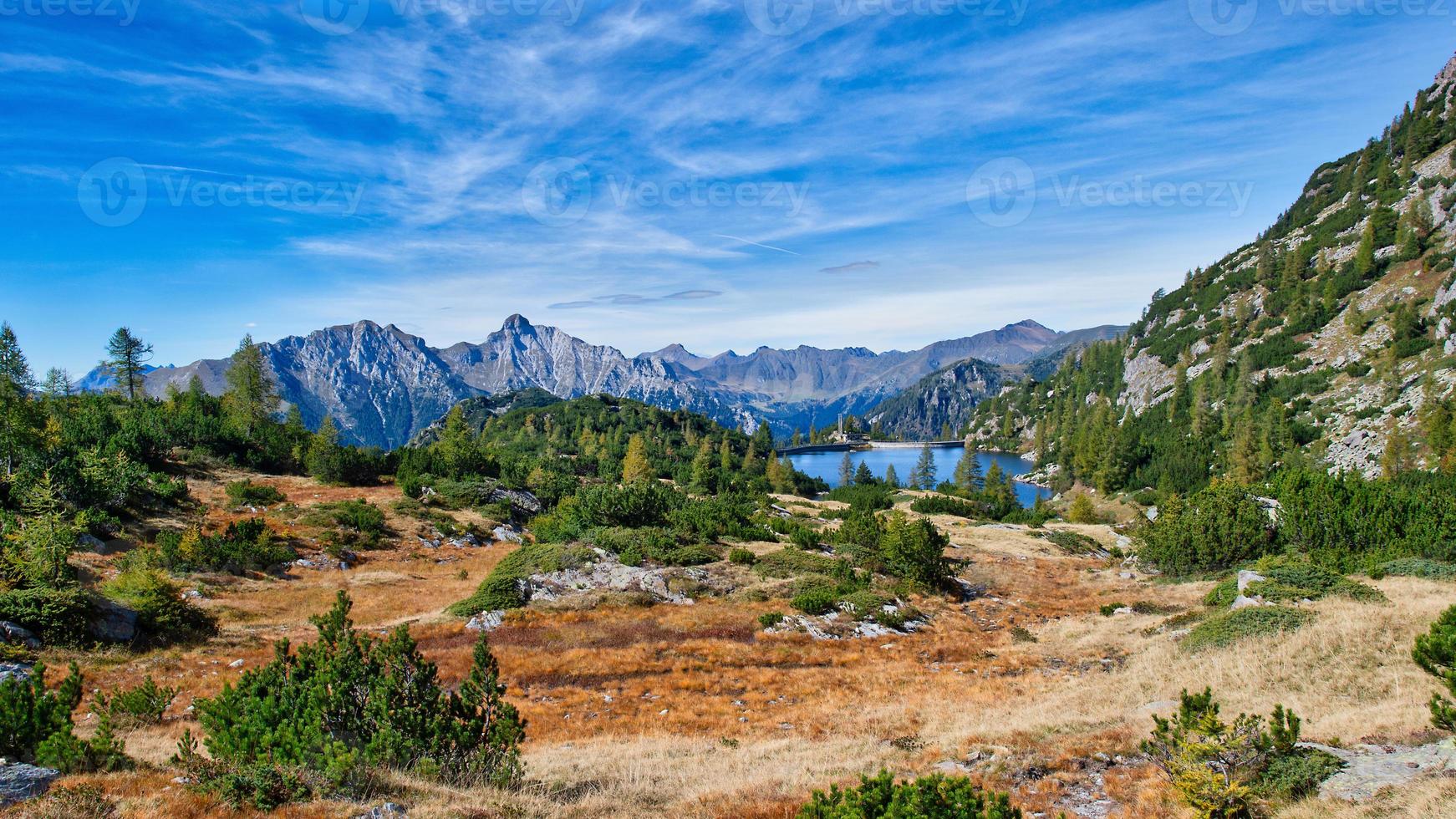 lago del becco. lago alpino delle alpi orobias nel nord italia. foto