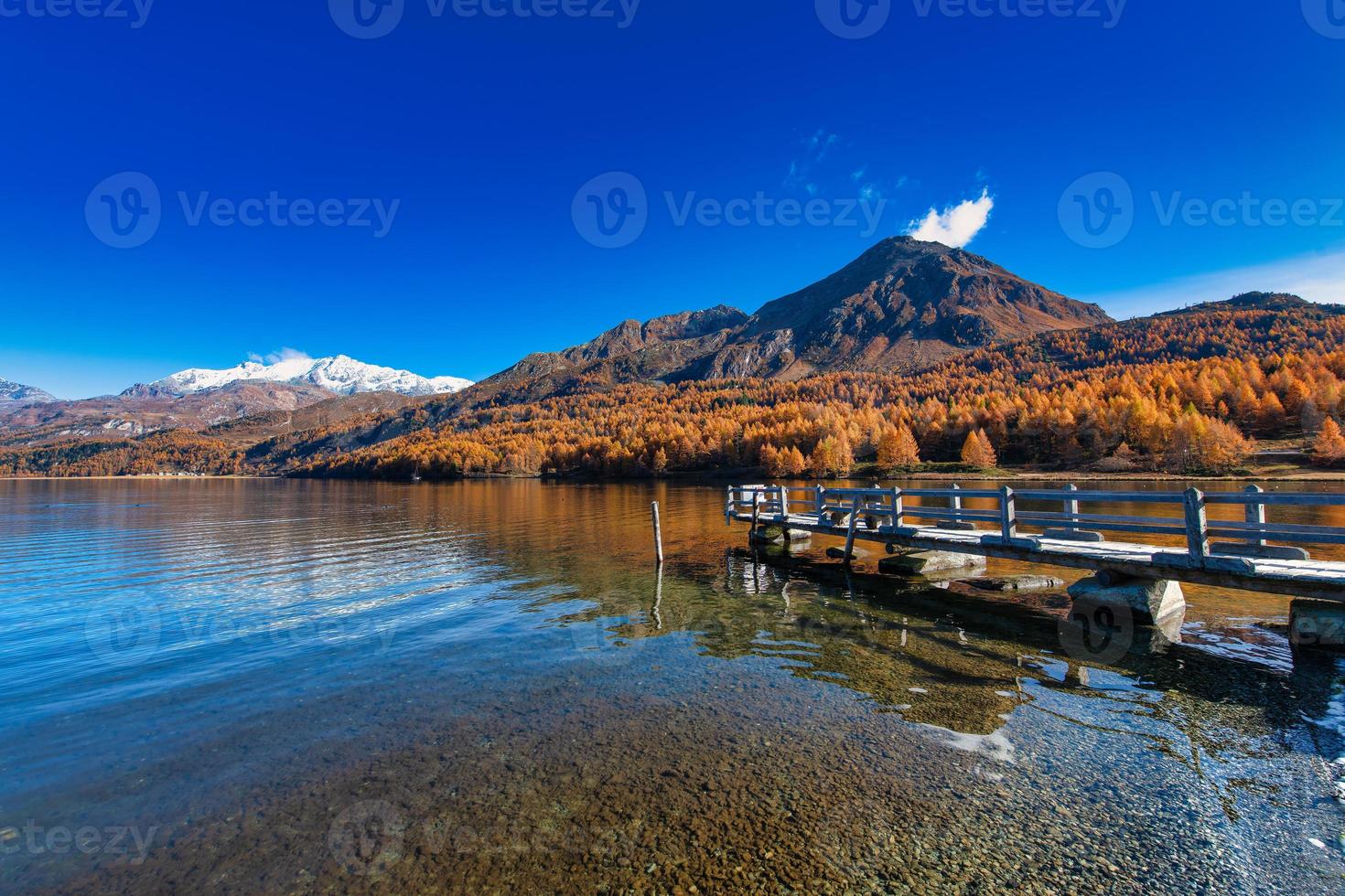 piccolo molo sul lago di montagna nelle alpi svizzere foto