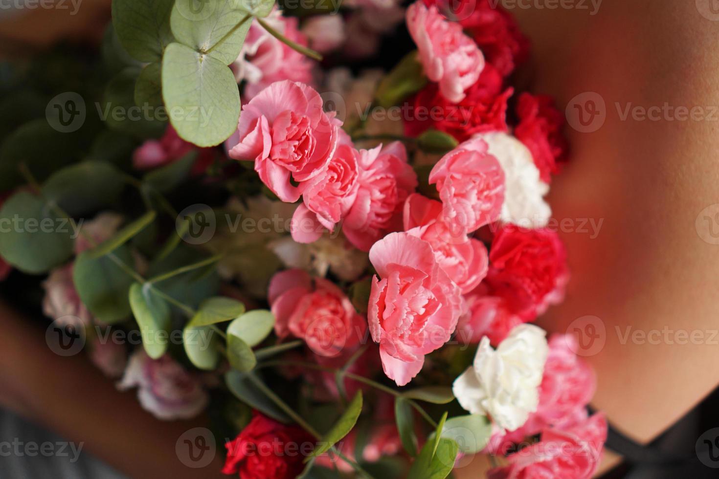 donna che tiene in mano un bellissimo mazzo di fiori colorati in fiore foto