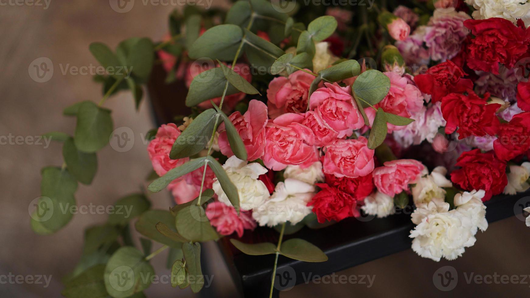 bellissimo bouquet di garofani rosa e bianchi. mazzo foto