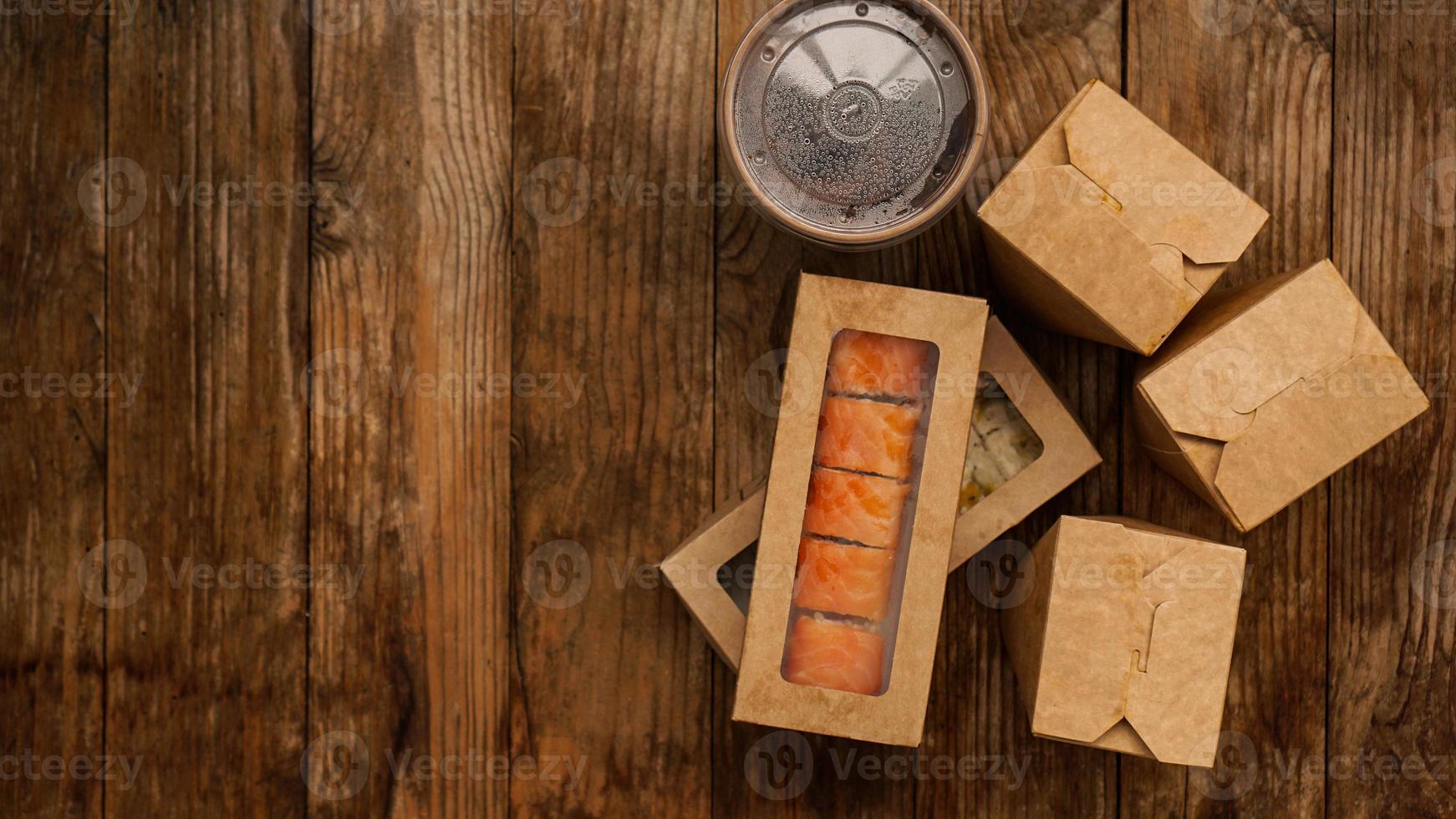 consegna di cibo asiatico. packaging per sushi e wok foto