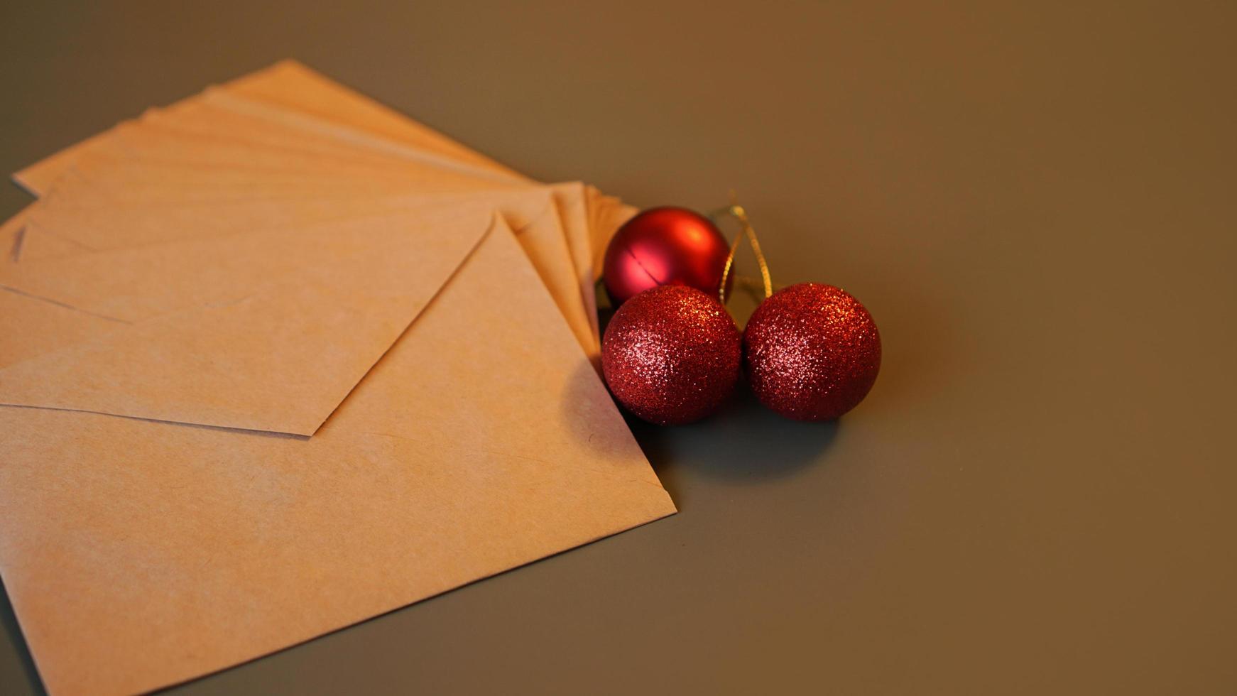 composizione di natale. buste artigianali e palline rosse foto