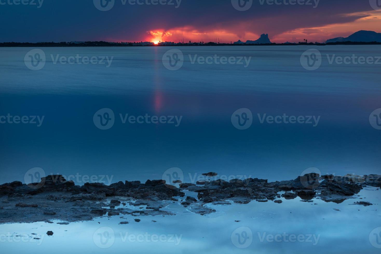 tramonto all'estany pudent nel parco naturale di ses salines a formentera foto