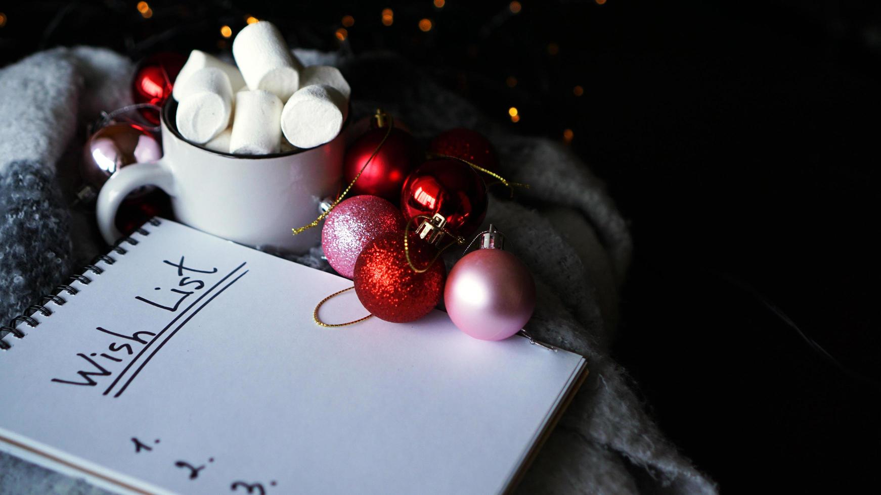 sfondo di natale con lista dei desideri, tazza da caffè con marshmallow foto