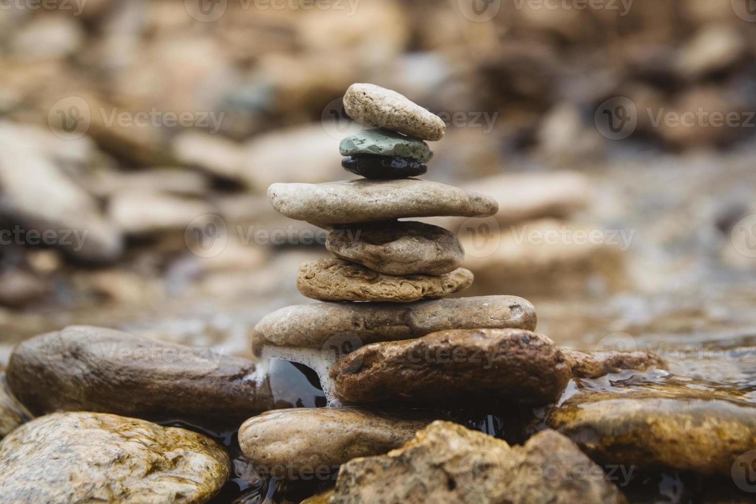 piramide di pietre su una spiaggia di ciottoli che simboleggia stabilità, armonia, equilibrio foto