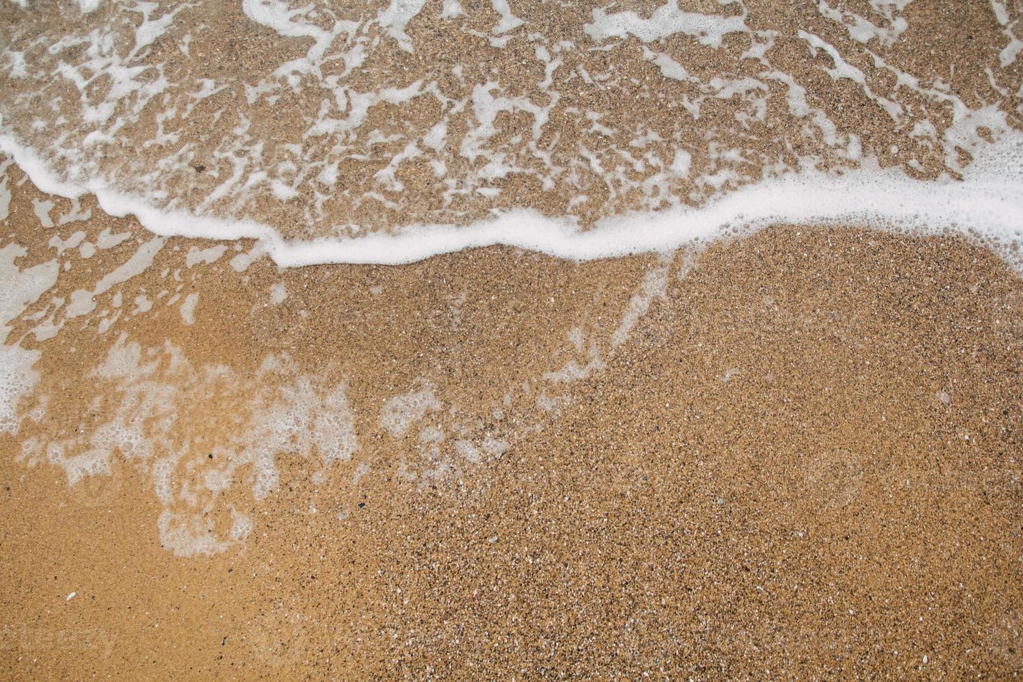 morbida onda dell'oceano sulla spiaggia sabbiosa, sfondo foto