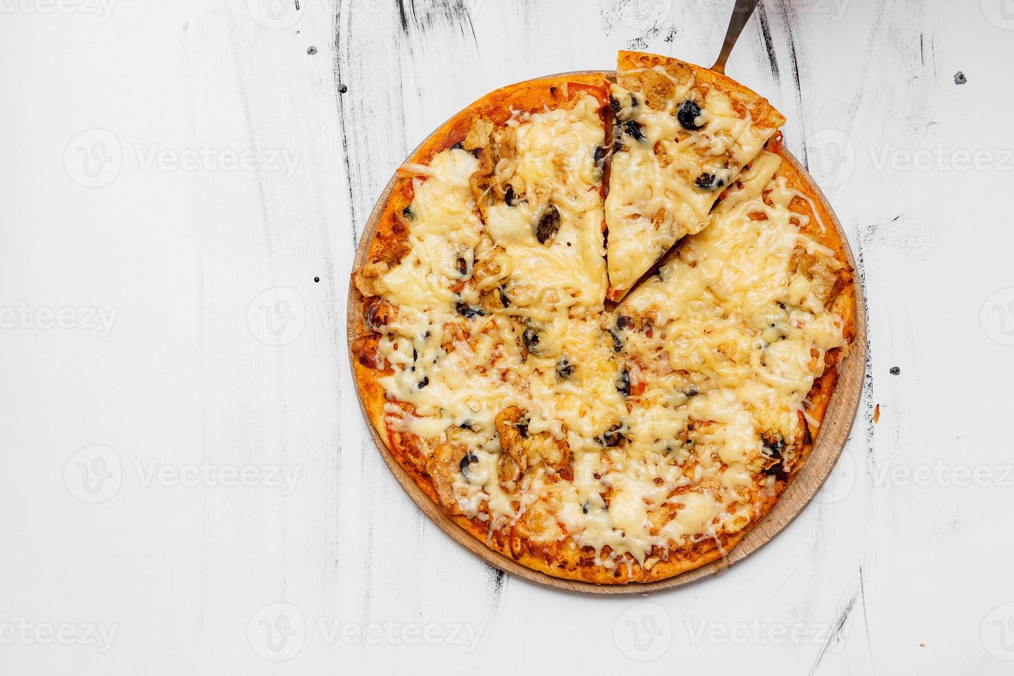 pizza a fette con ingredienti su sfondo bianco foto