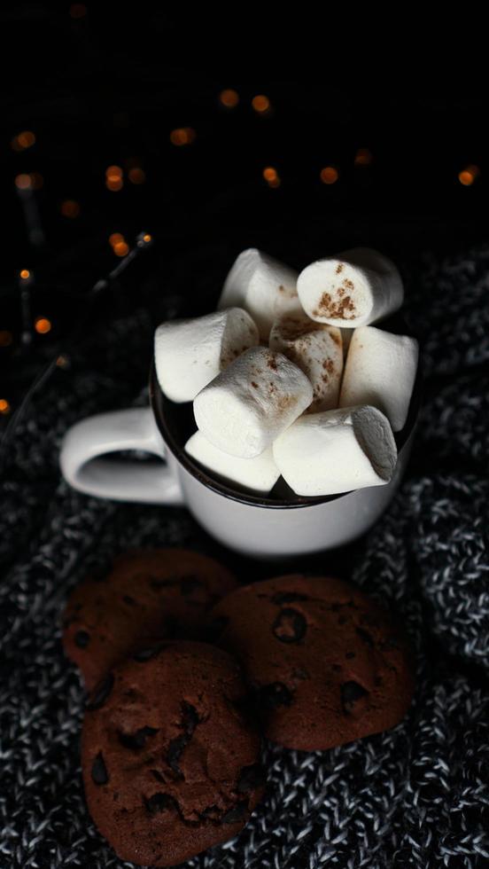 tazza con marshmallow e biscotti con gocce di cioccolato foto