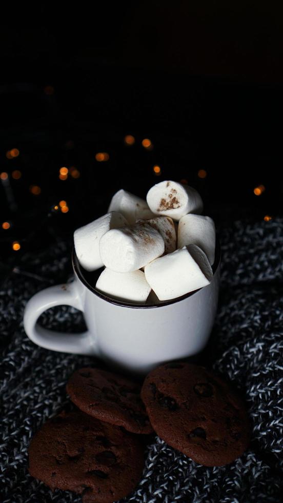 tazza con marshmallow e biscotti con gocce di cioccolato foto