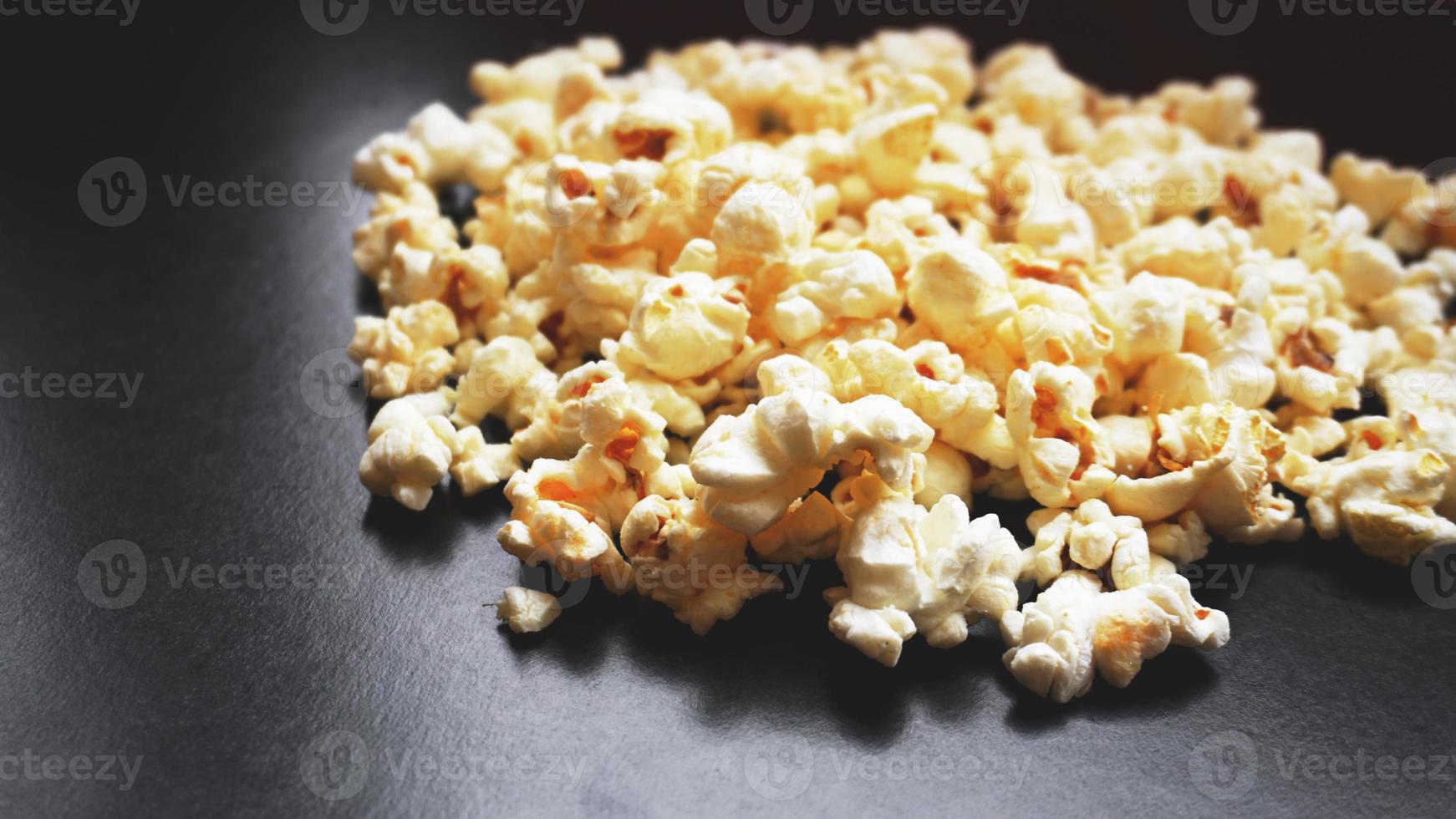 mucchio di popcorn salati classici su sfondo nero foto