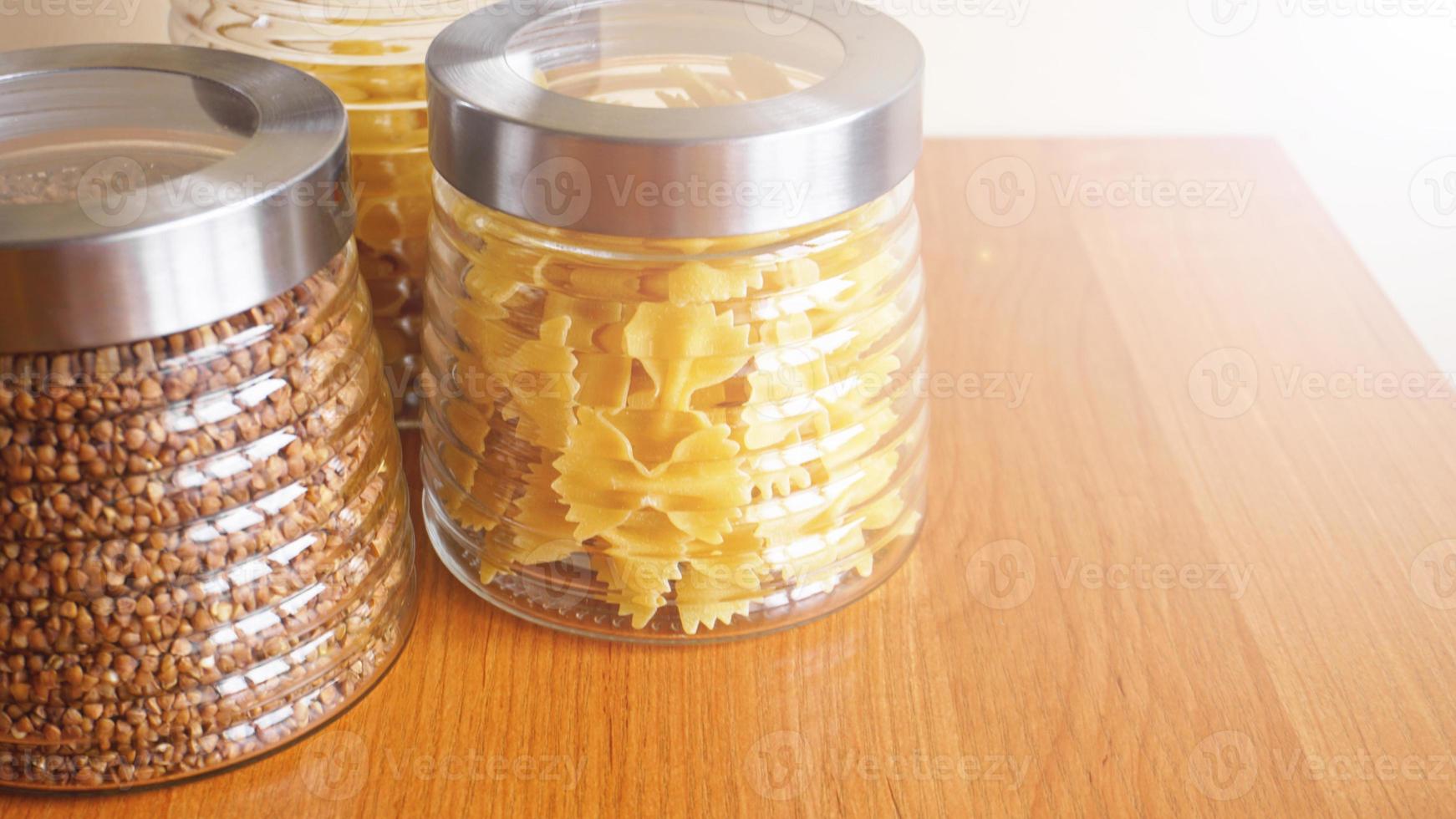 pasta e farina di grano saraceno. cucinare sano in contenitori di vetro foto