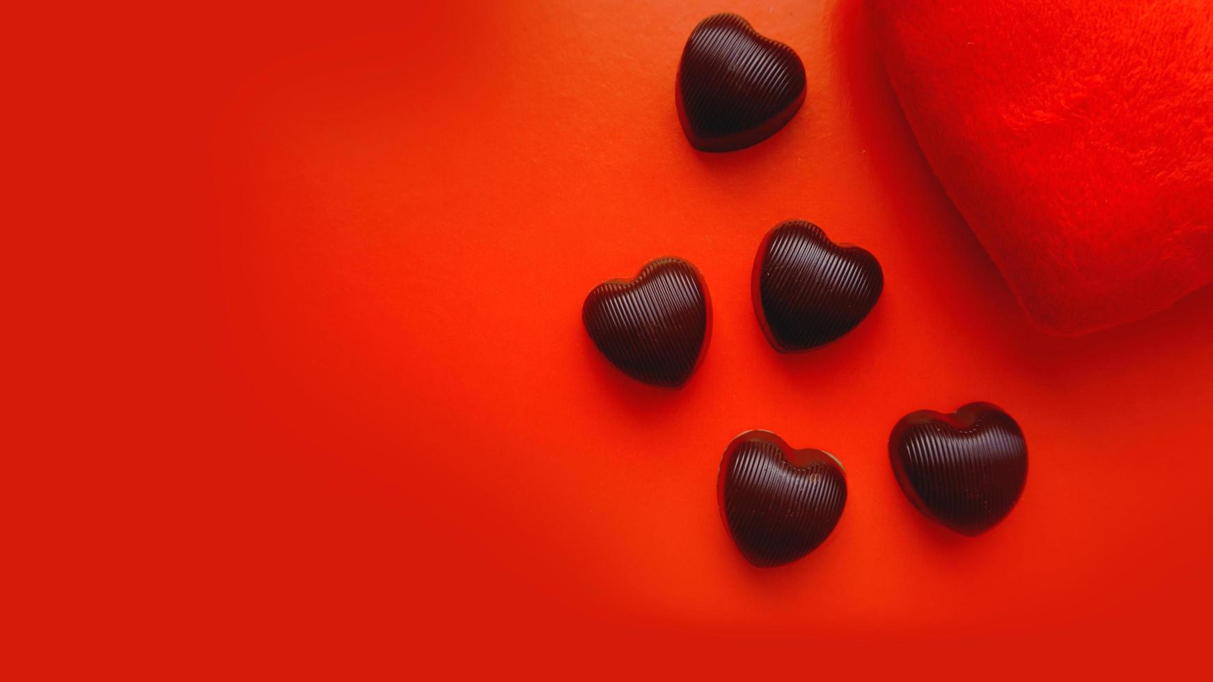 sfondo di san valentino con cuore di peluche e cioccolatini foto