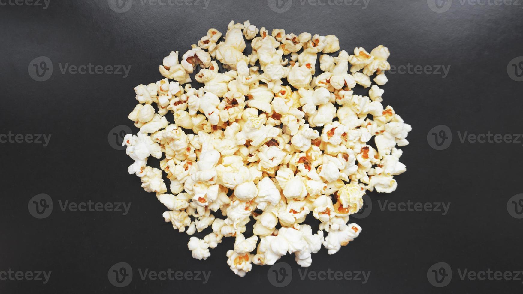 mucchio di popcorn salato classico su sfondo nero. foto