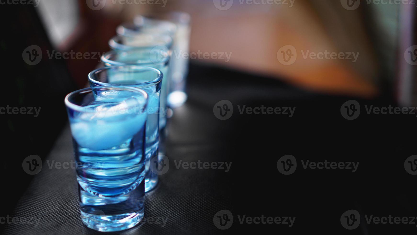 bicchieri di vodka con ghiaccio. in bar foto