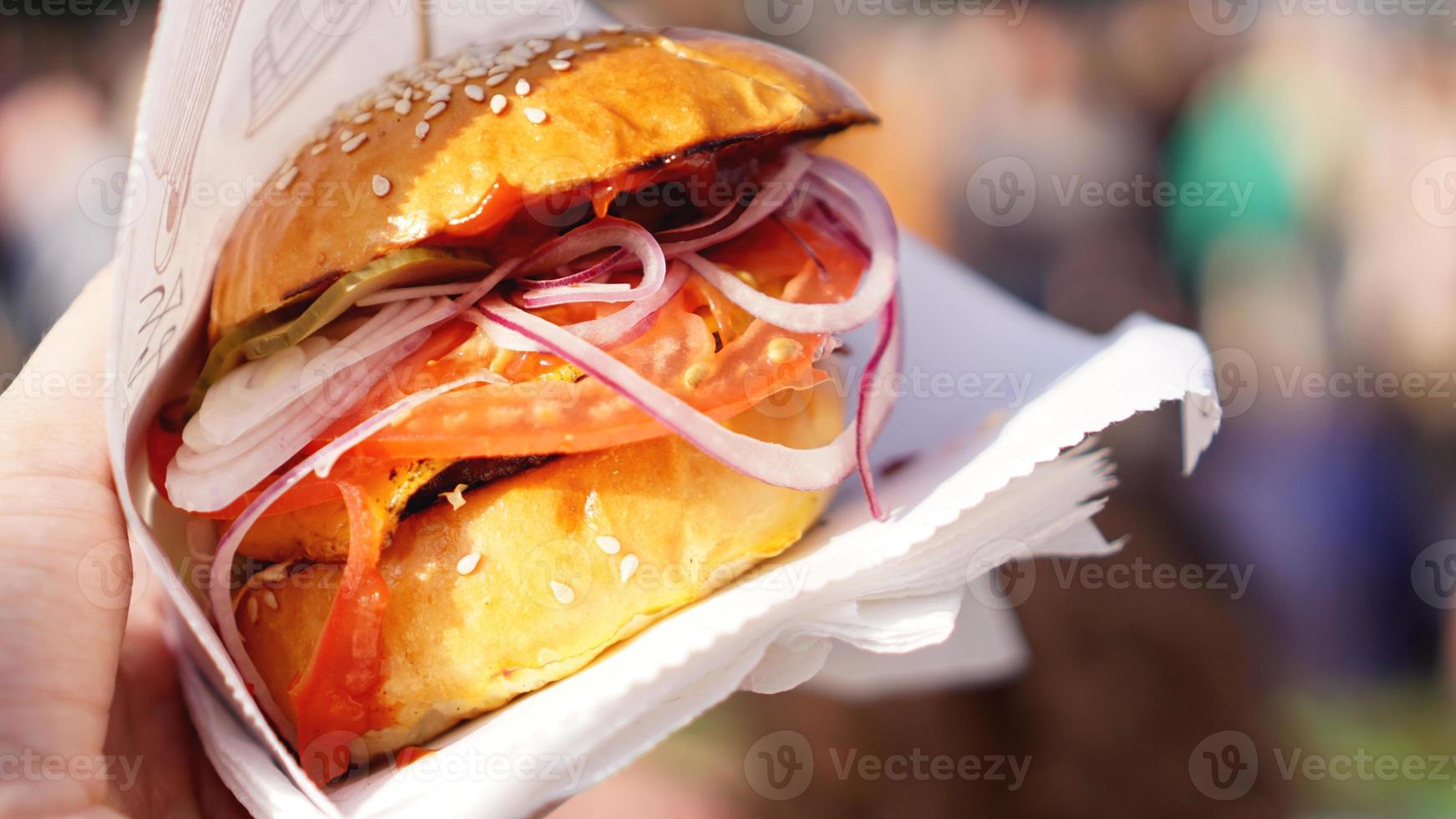 hamburger di manzo serviti su una bancarella di cibo sulla cucina aperta foto