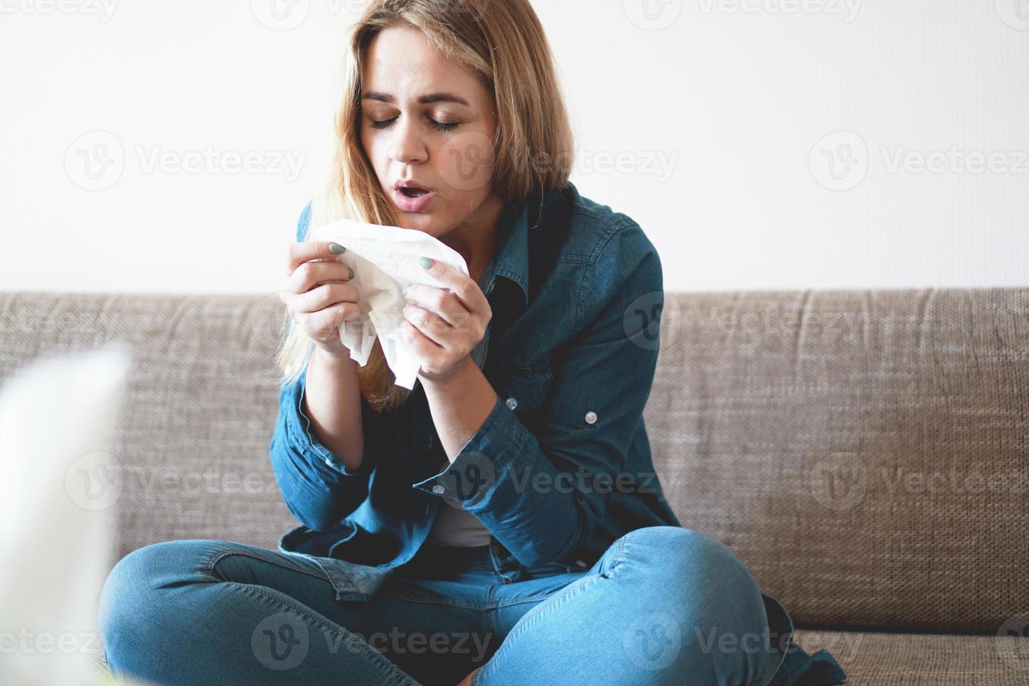 ritratto di donna bionda carina malsana con tovagliolo foto