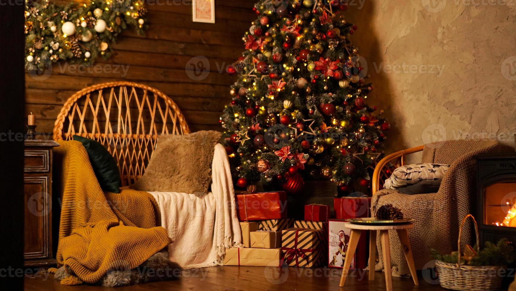 bella stanza decorata per le vacanze con albero di natale foto